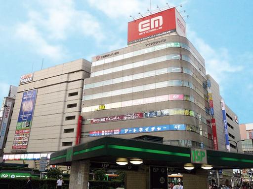 池袋の東口駅前です。パルコの正面、ヤマダ電機総本店の隣、1階が東京三菱UFJ銀行のビルの5階です。