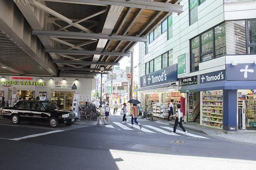 改札を出て道路を渡ってく