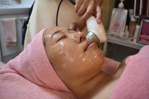 専用のジェルを贅沢に使用