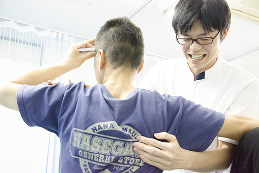 座った状態での施術も大事