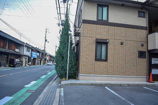 茶色の煉瓦調の建物が目印