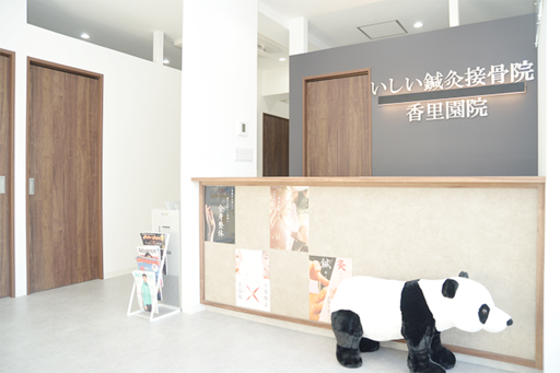 明るく清潔感のある店内
