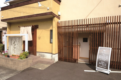 入口や隣は…