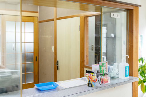 受付で笑顔でお出迎え