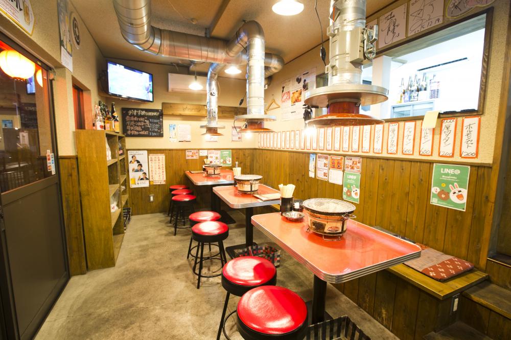 昭和を感じさせるアットホームな店内