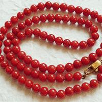 赤珊瑚製のネックレス
